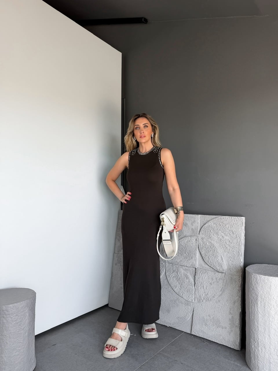Kahve Çakım Taşlı Lİkralı Uzun Elbise