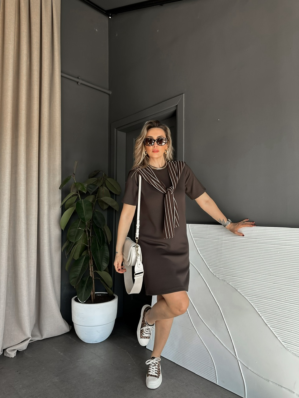 Kahve Çizgili Şal Aksesuarlı Elbise