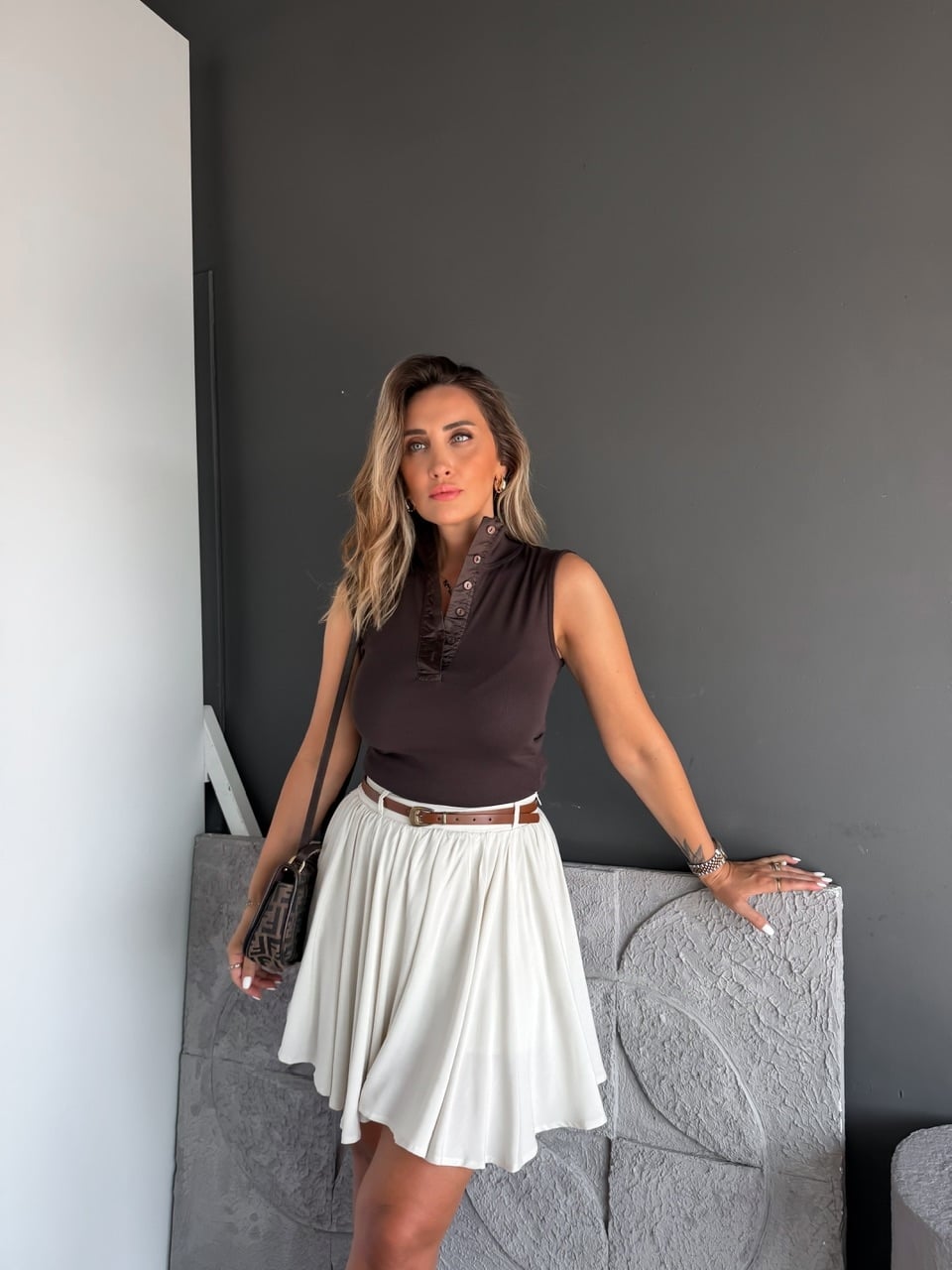 Kahve Düğmeli Dik Yakalı Sıfır Kol Tshirt
