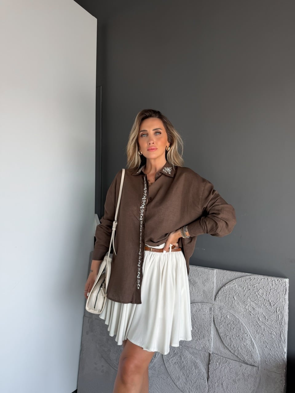 Kahve Kenarları Boncuk Tasarımlı Keten Gömlek