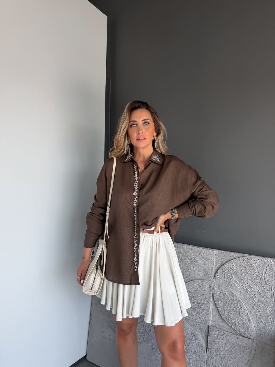 Kahve Kenarları Boncuk Tasarımlı Keten Gömlek