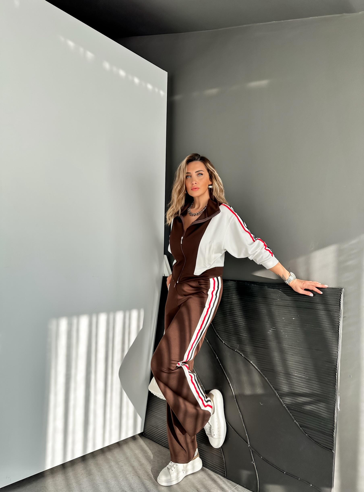 Kahve Kırmızı Şeritli Spor Takım