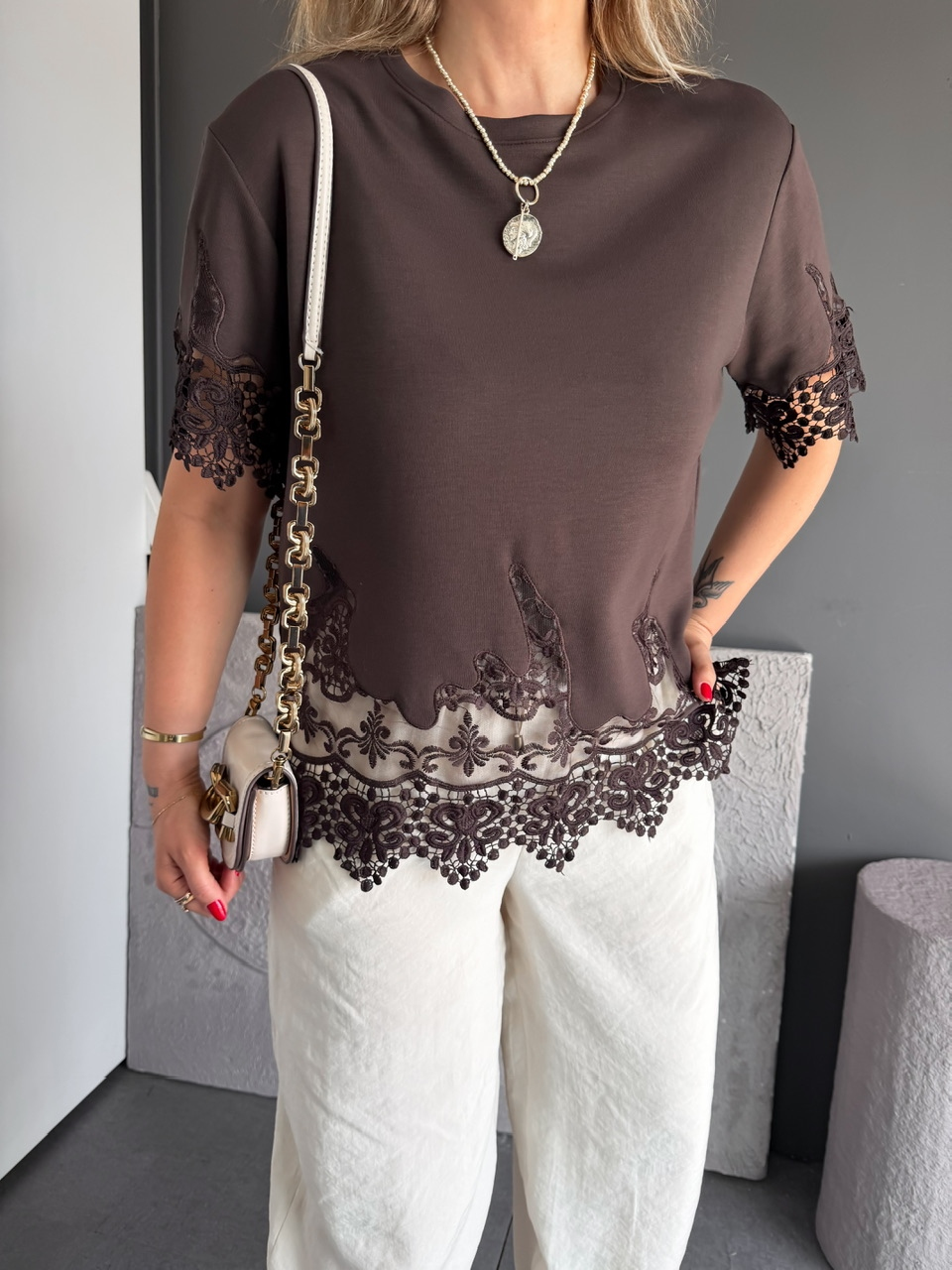 Kahve Kolları Eteği Dantelli Zr Tshirt