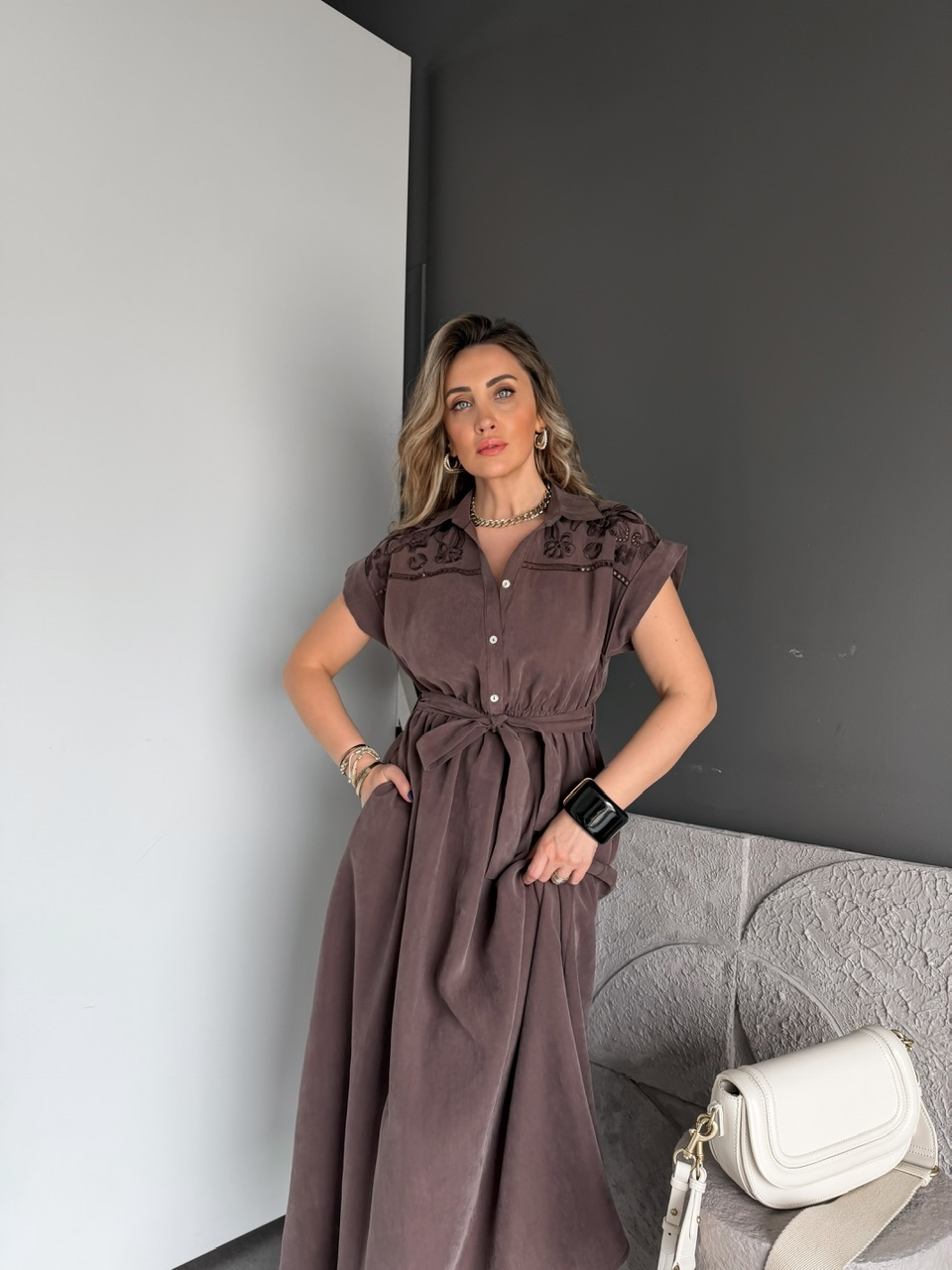 Kahve Omuzları Nakışlı Beli Lastikli Elbise