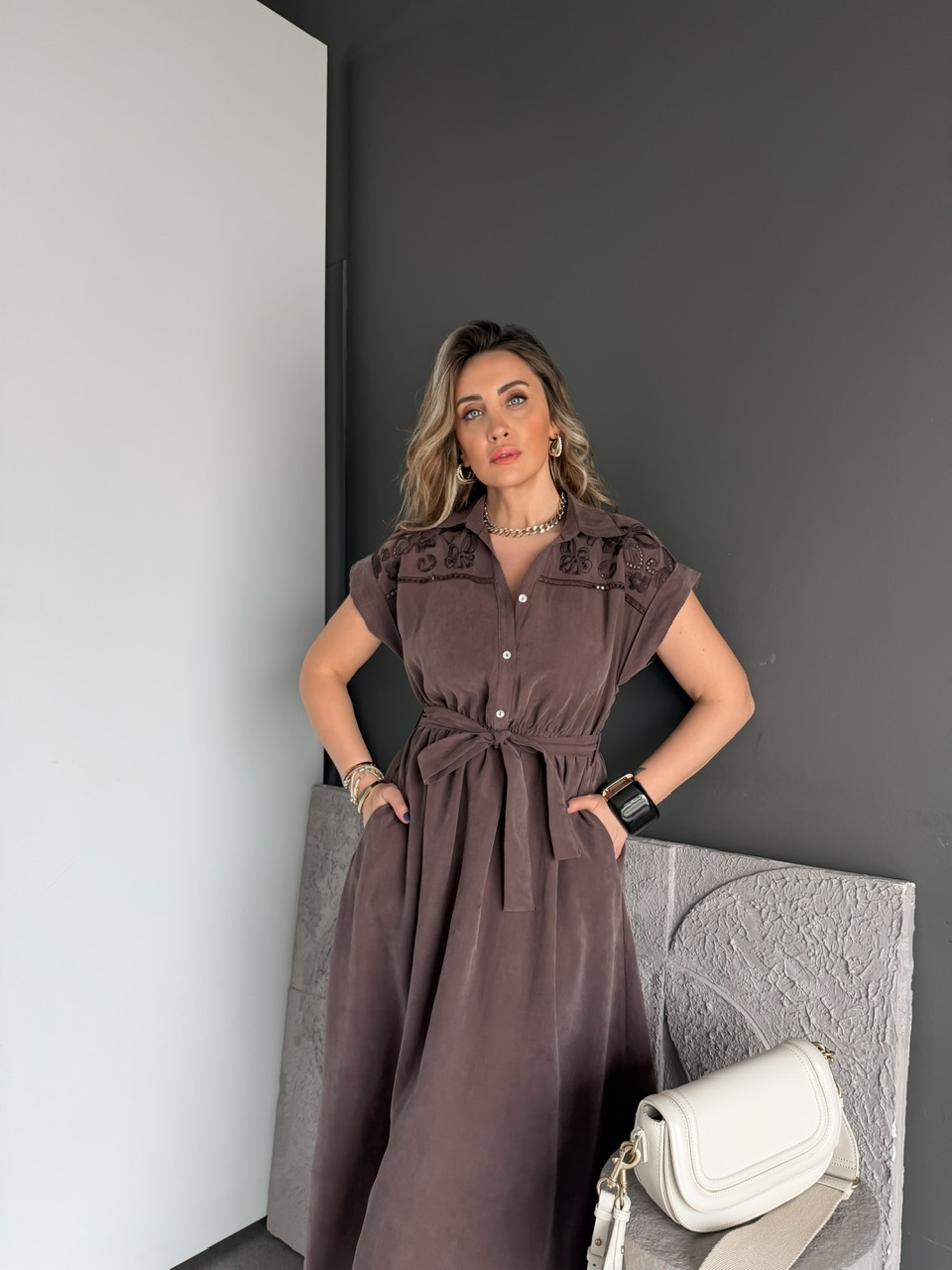 Kahve Omuzları Nakışlı Beli Lastikli Elbise