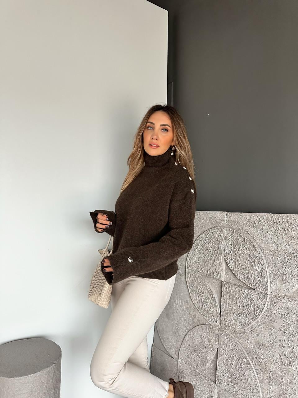 Kahve Omzu Kolu Düğmeli Kazak