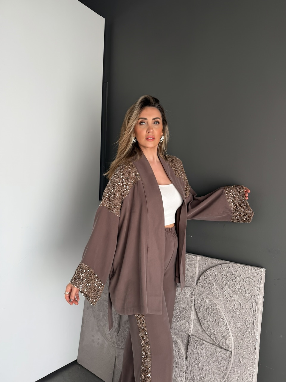 Kahve Pullu İşlemeli Kuşaklı Şık Takım
