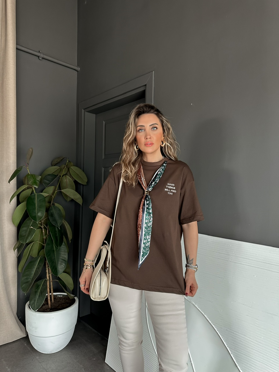 Kahve Şal Aksesuarlı Tshirt