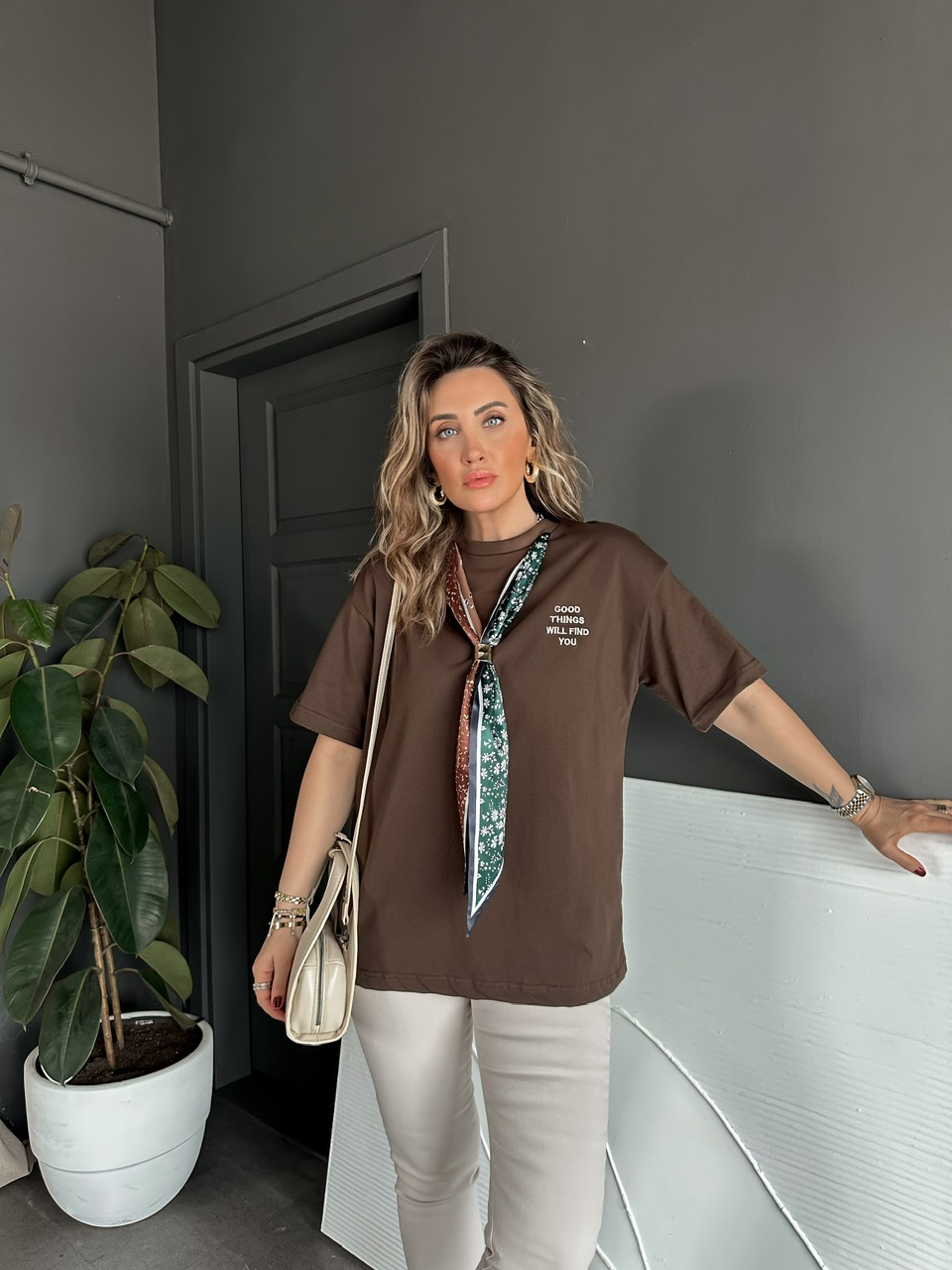 Kahve Şal Aksesuarlı Tshirt