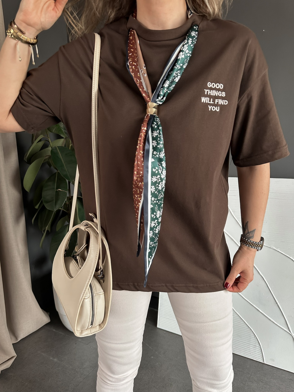 Kahve Şal Aksesuarlı Tshirt