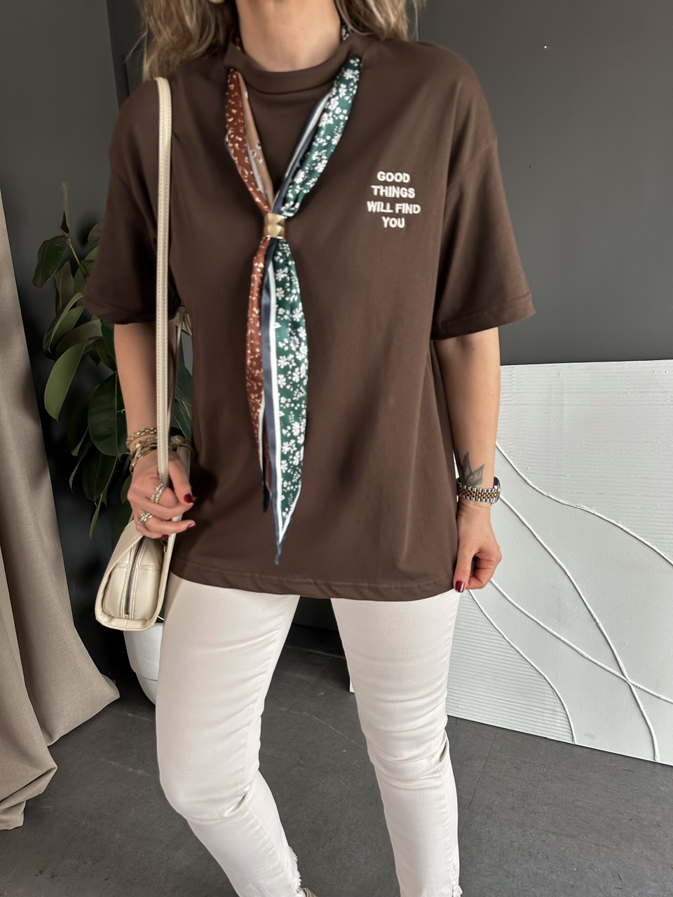 Kahve Şal Aksesuarlı Tshirt