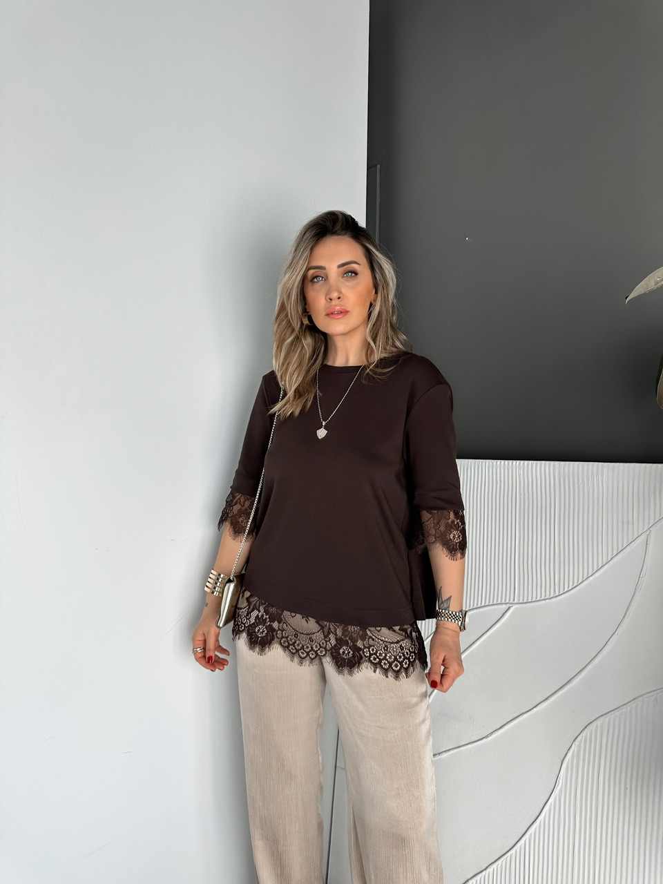 Kahve Sırtı Kolu Dantelli Tshirt