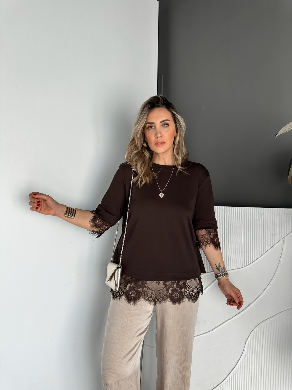Kahve Sırtı Kolu Dantelli Tshirt