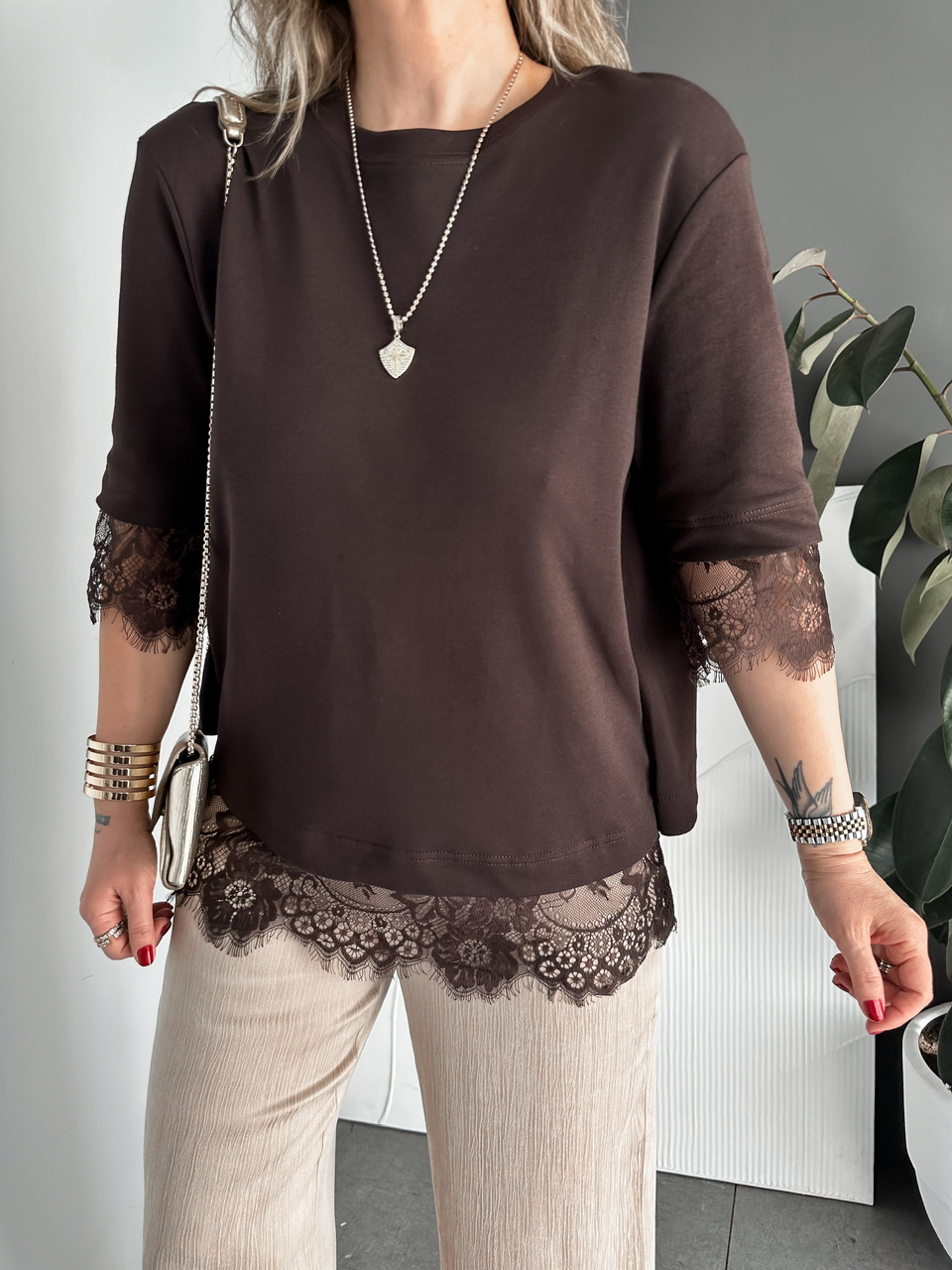 Kahve Sırtı Kolu Dantelli Tshirt