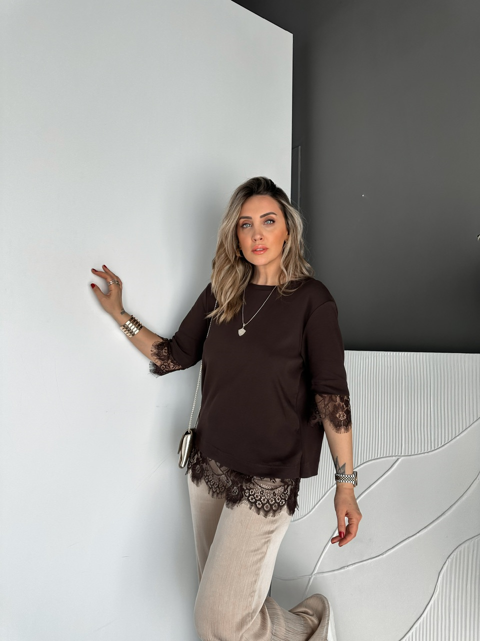 Kahve Sırtı Kolu Dantelli Tshirt