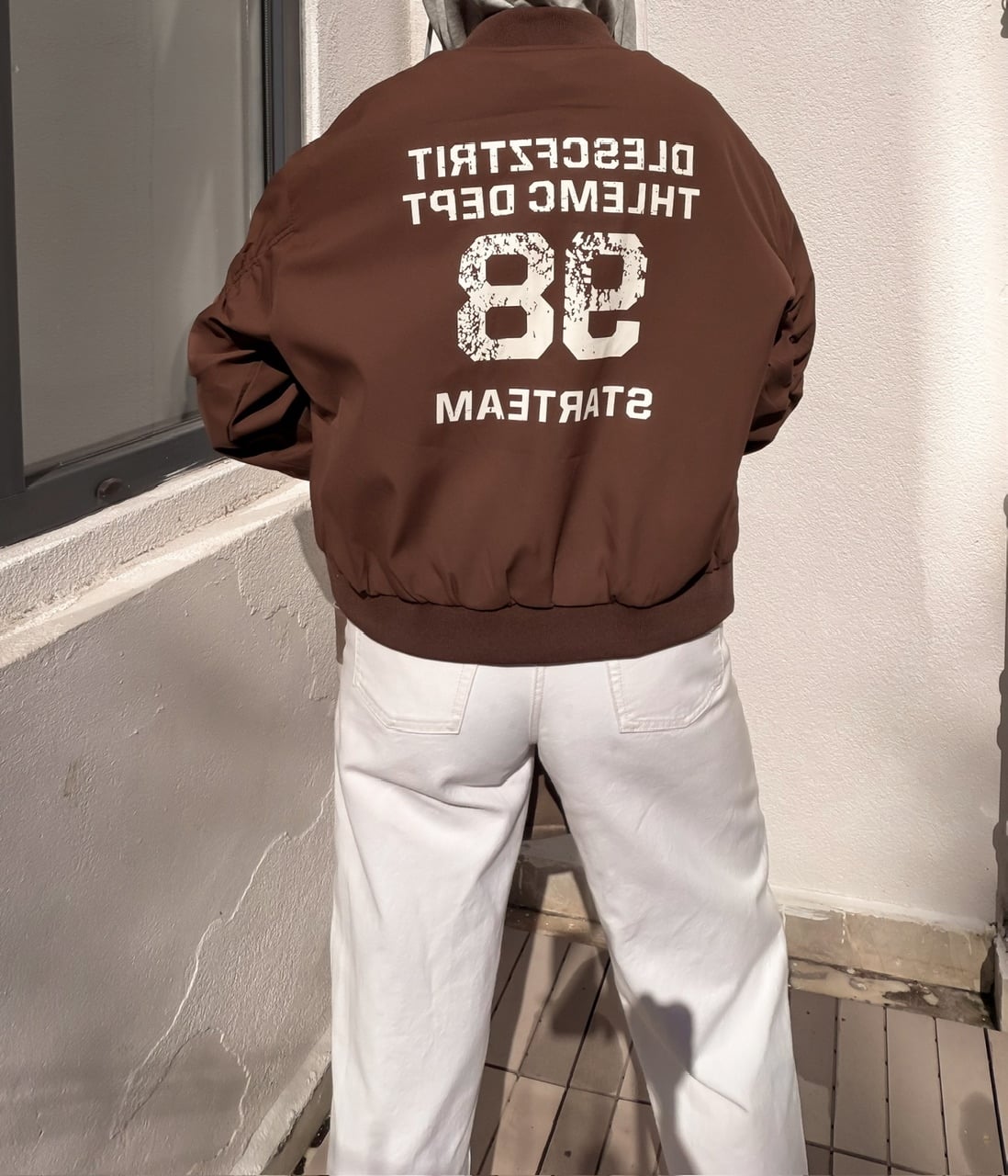 Kahve Sırtı Yazılı Kapüşonlu Mont