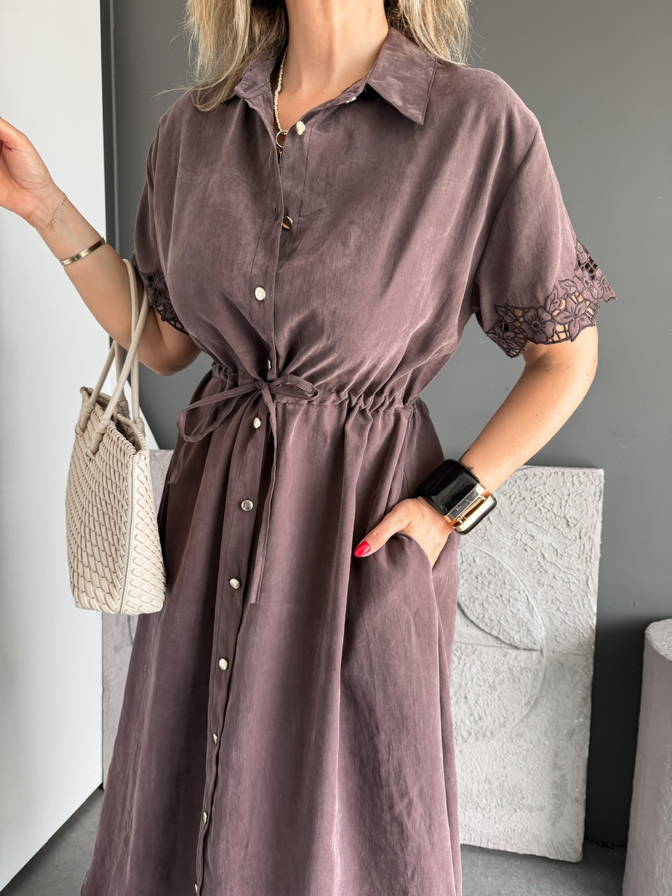 Kahve Taşlanmış Kolları Nakışlı Elbise