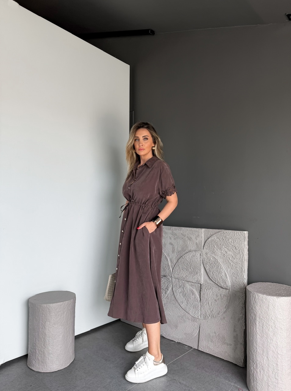 Kahve Taşlanmış Kolları Nakışlı Elbise