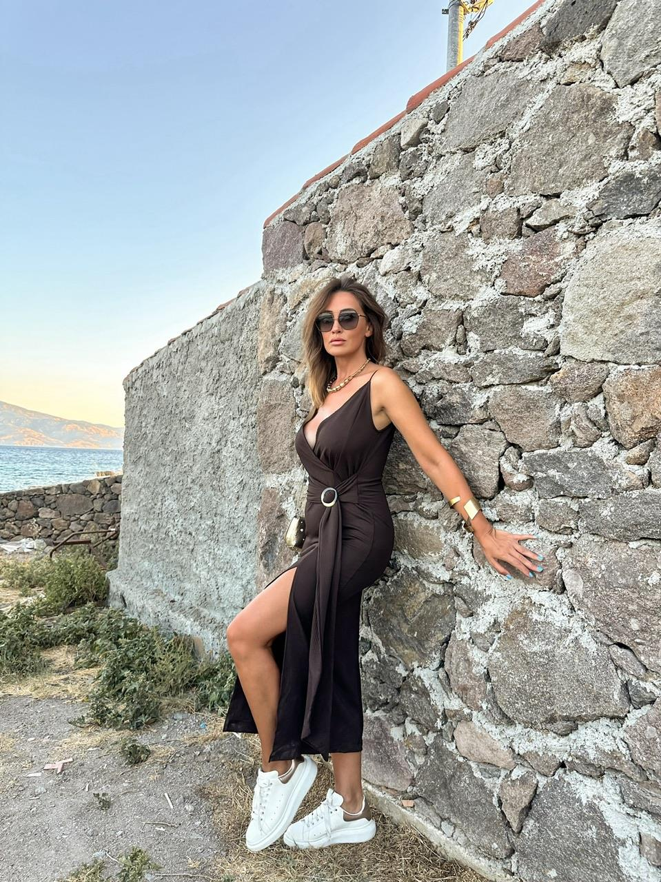 Kahve Toka Detaylı Yırtmaçlı Elbise