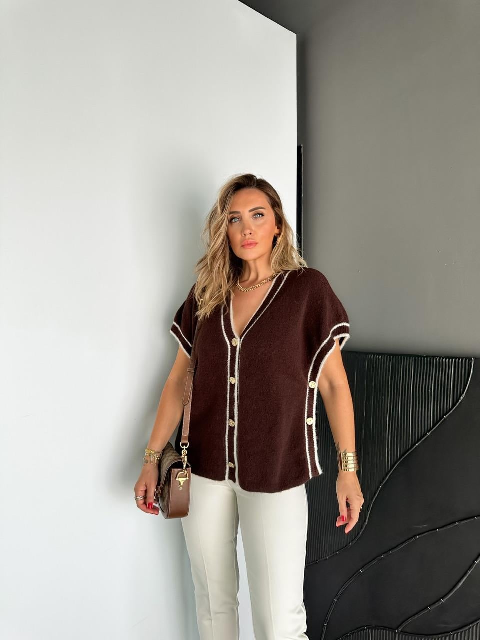 Kahve V Yaka Düğmeli Triko Süveter