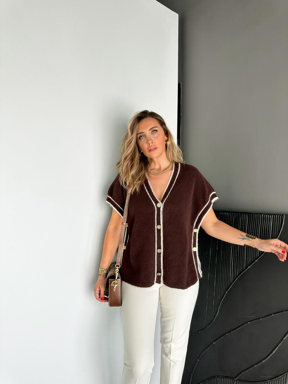 Kahve V Yaka Düğmeli Triko Süveter