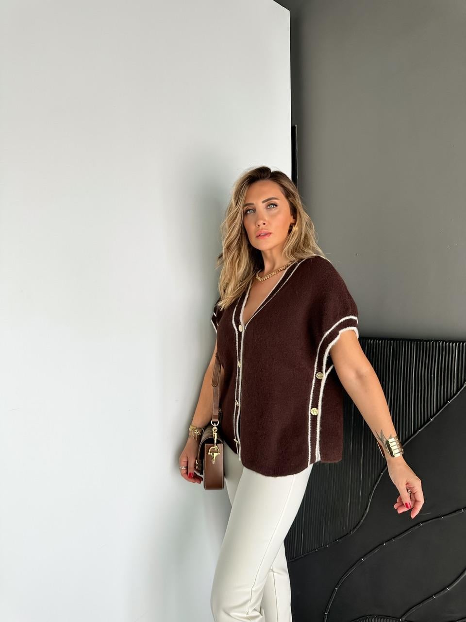 Kahve V Yaka Düğmeli Triko Süveter