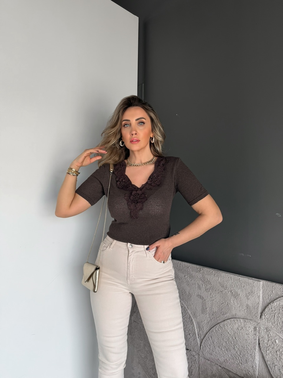 Kahve Yakası Çiçekli Kısa Kollu Triko