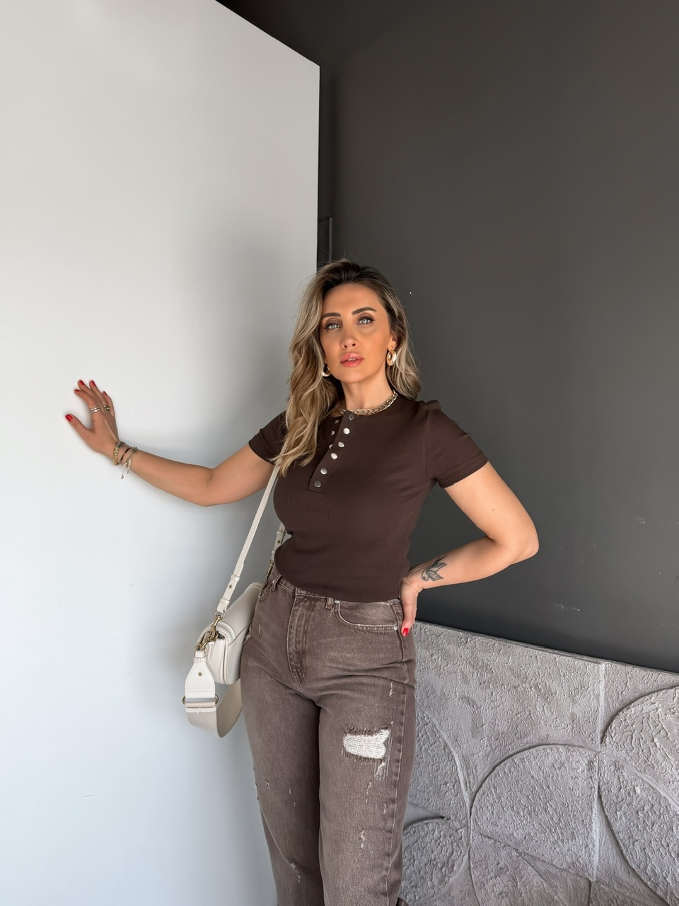Kahve Yakası Çıtçıtlı Kısa Kollu Tshirt