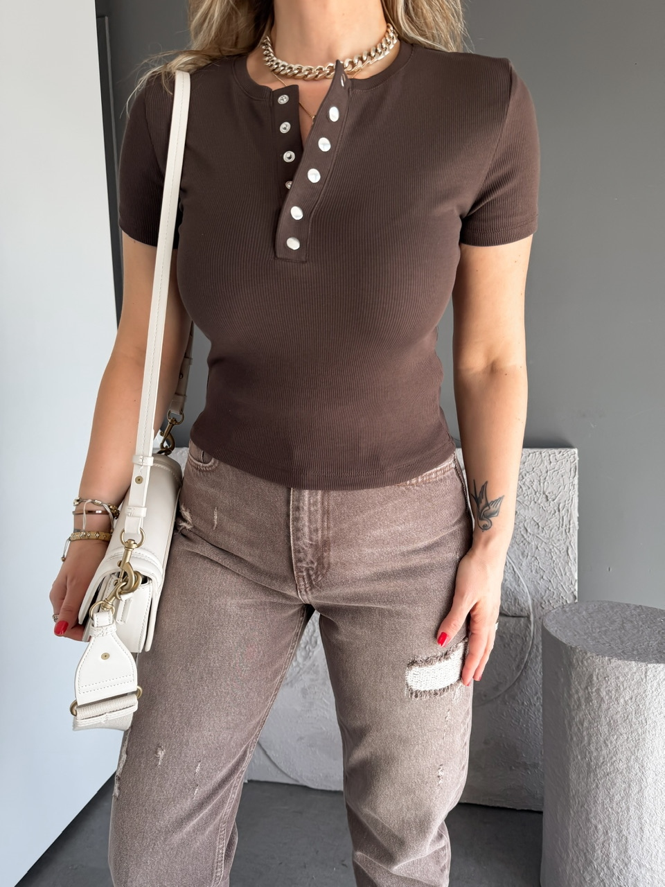 Kahve Yakası Çıtçıtlı Kısa Kollu Tshirt