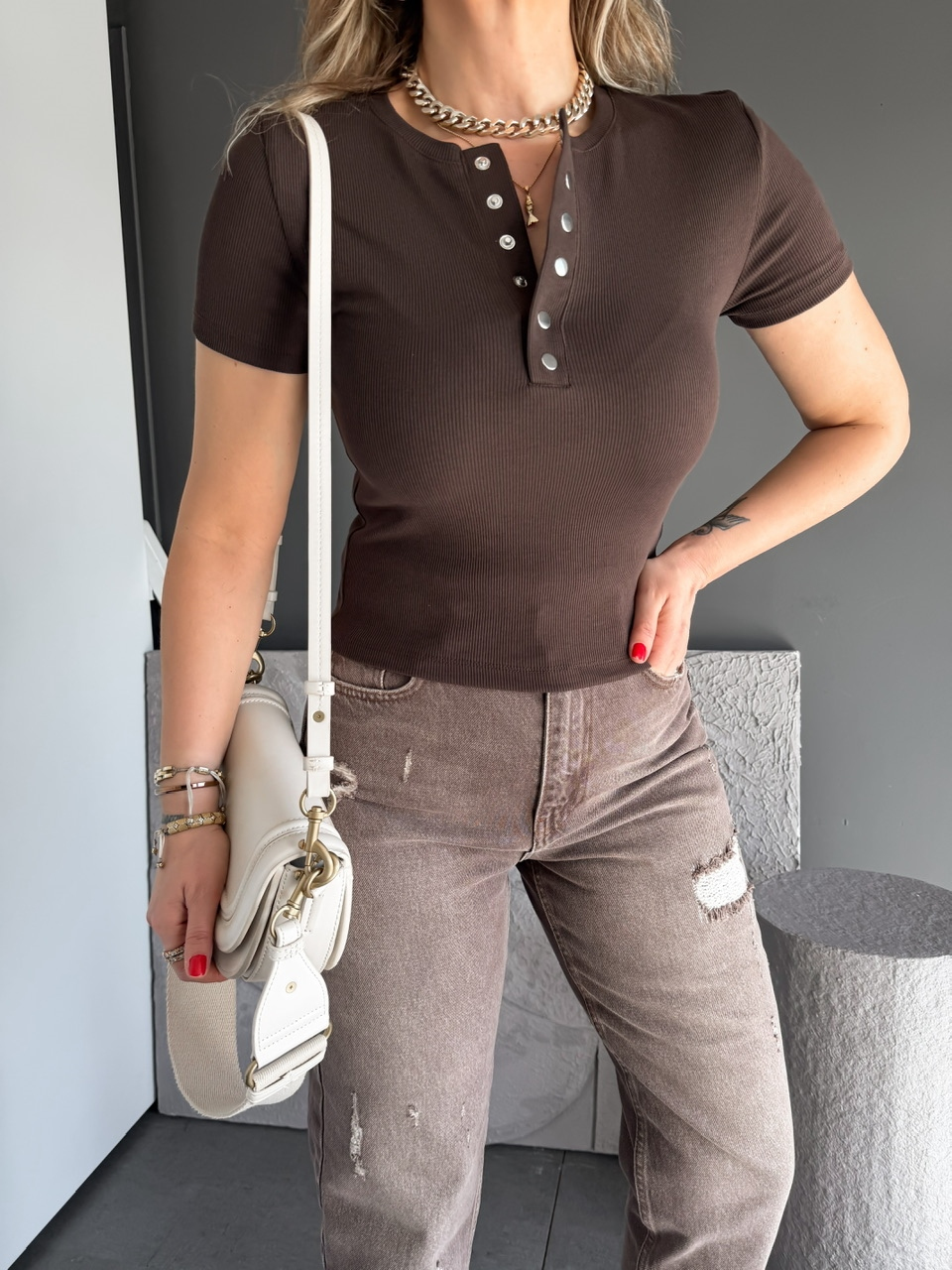 Kahve Yakası Çıtçıtlı Kısa Kollu Tshirt