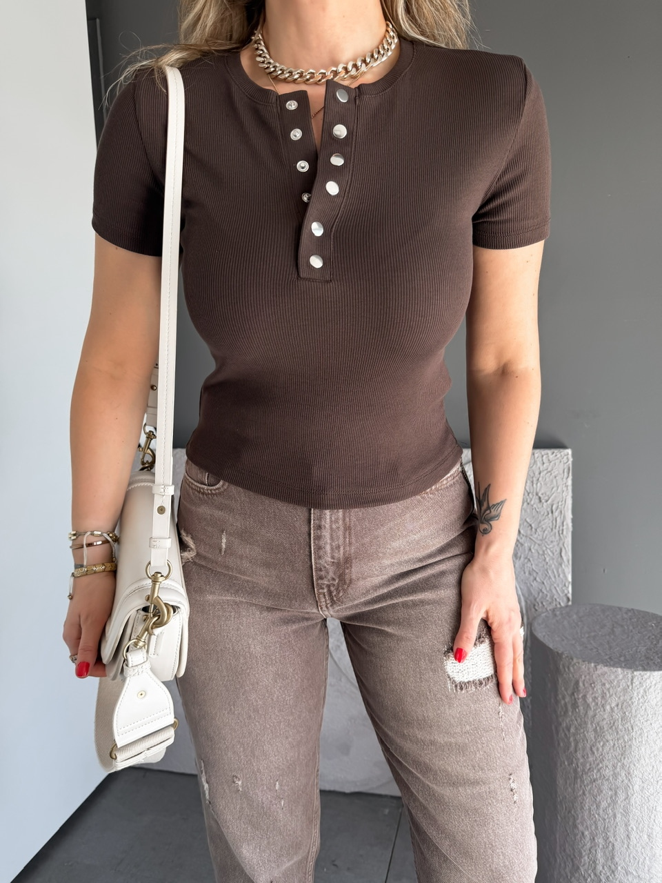 Kahve Yakası Çıtçıtlı Kısa Kollu Tshirt