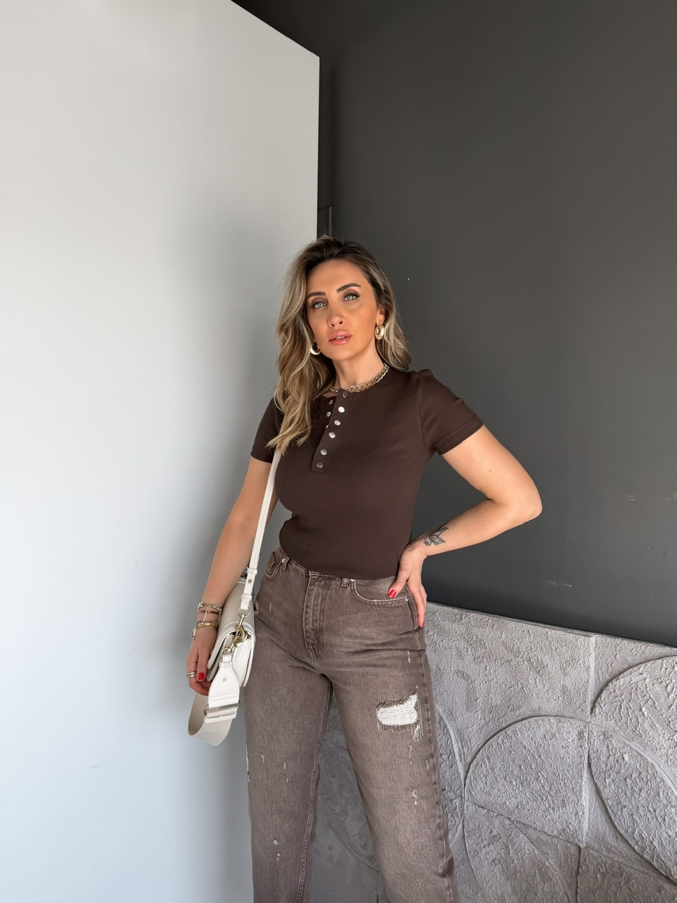 Kahve Yakası Çıtçıtlı Kısa Kollu Tshirt