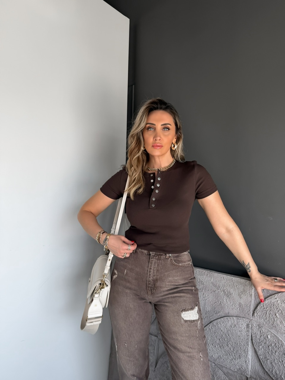 Kahve Yakası Çıtçıtlı Kısa Kollu Tshirt