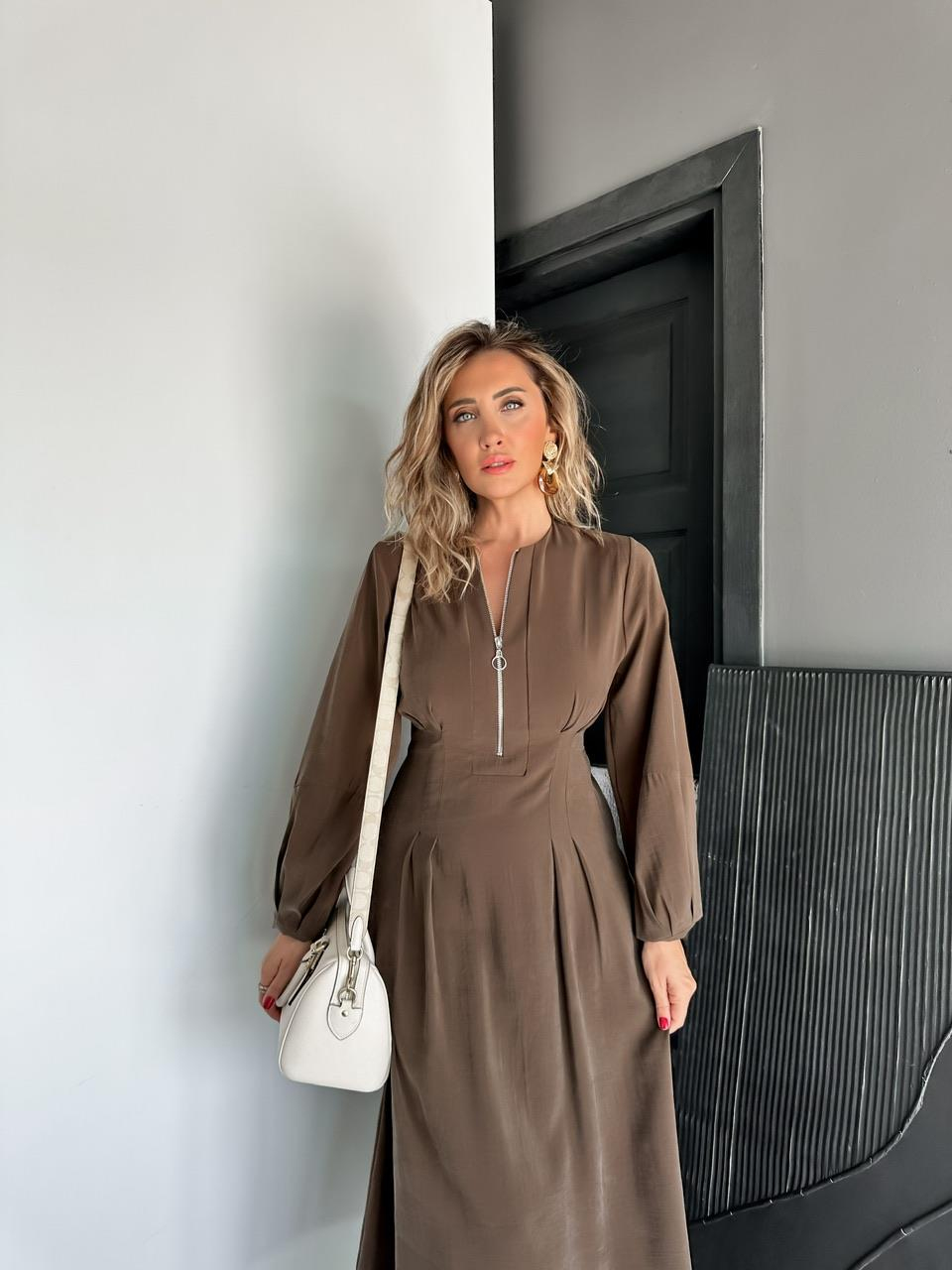 Kahve Yakası Fermuarlı Pensli Elbise 