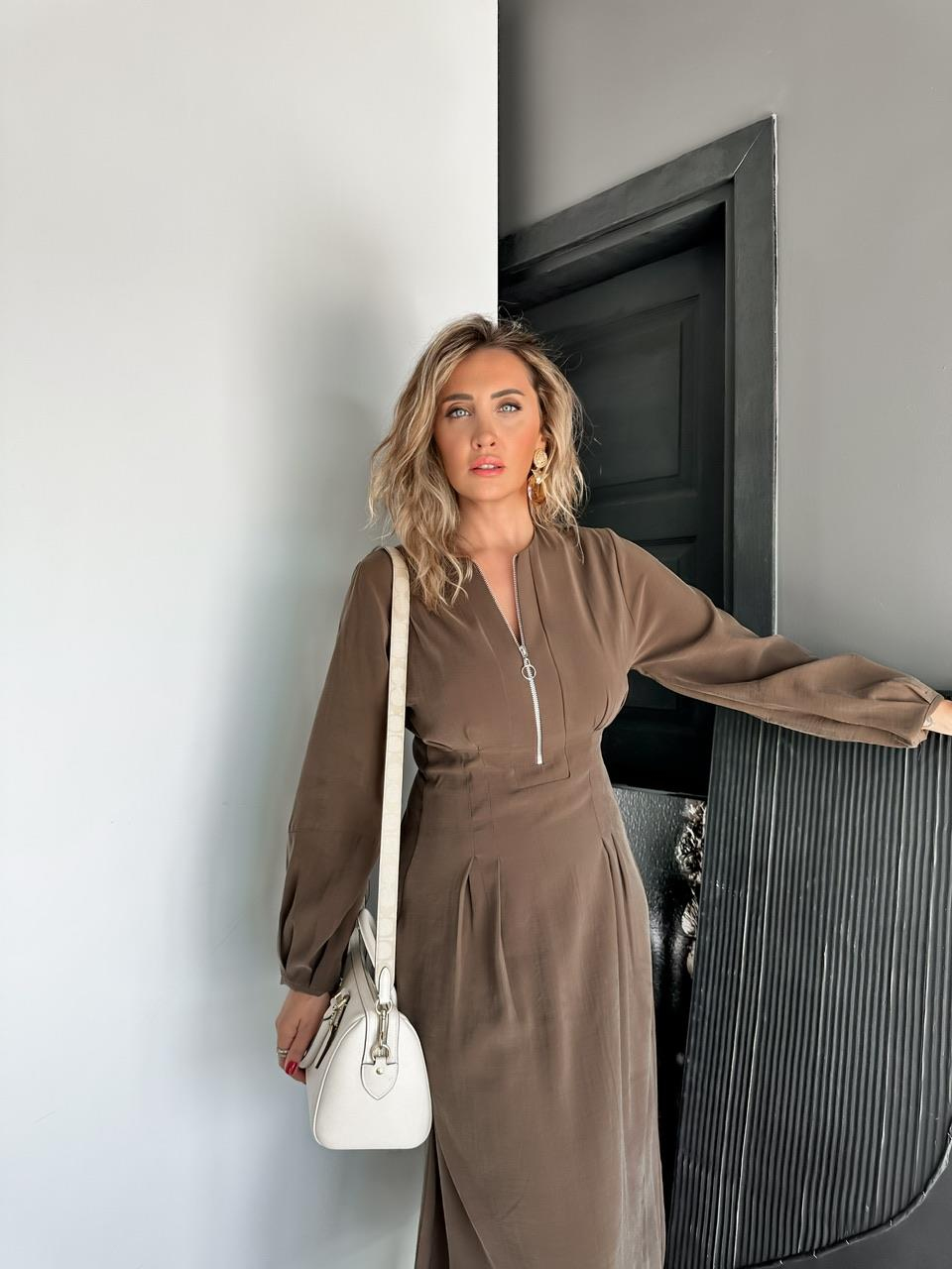 Kahve Yakası Fermuarlı Pensli Elbise 