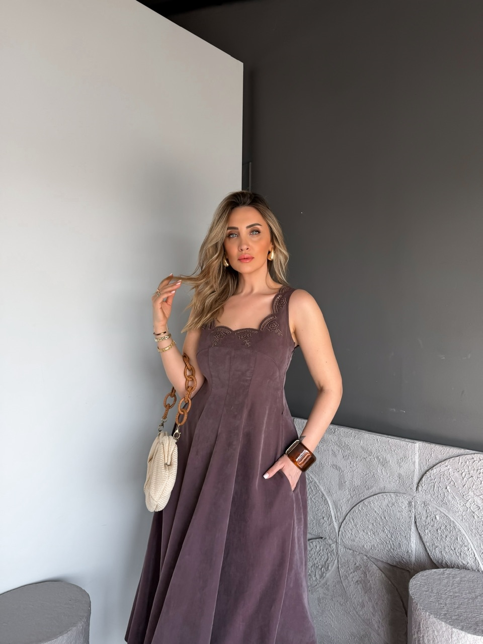 Kahve Yakası Nakışlı Cepli Elbise