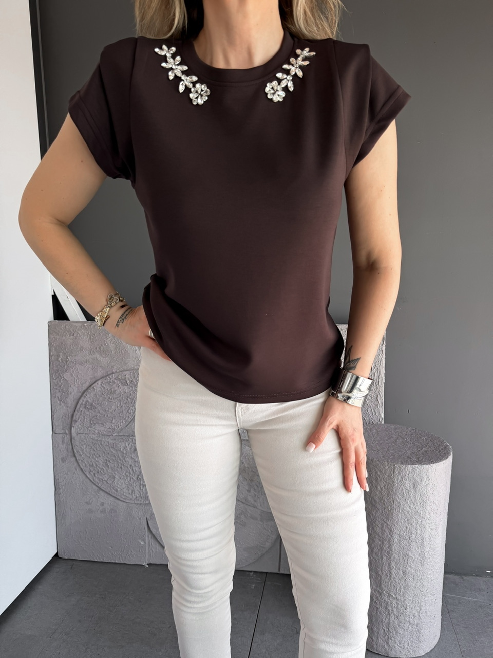 Kahve Yakası Taşlı Omuz Detaylı Tshirt