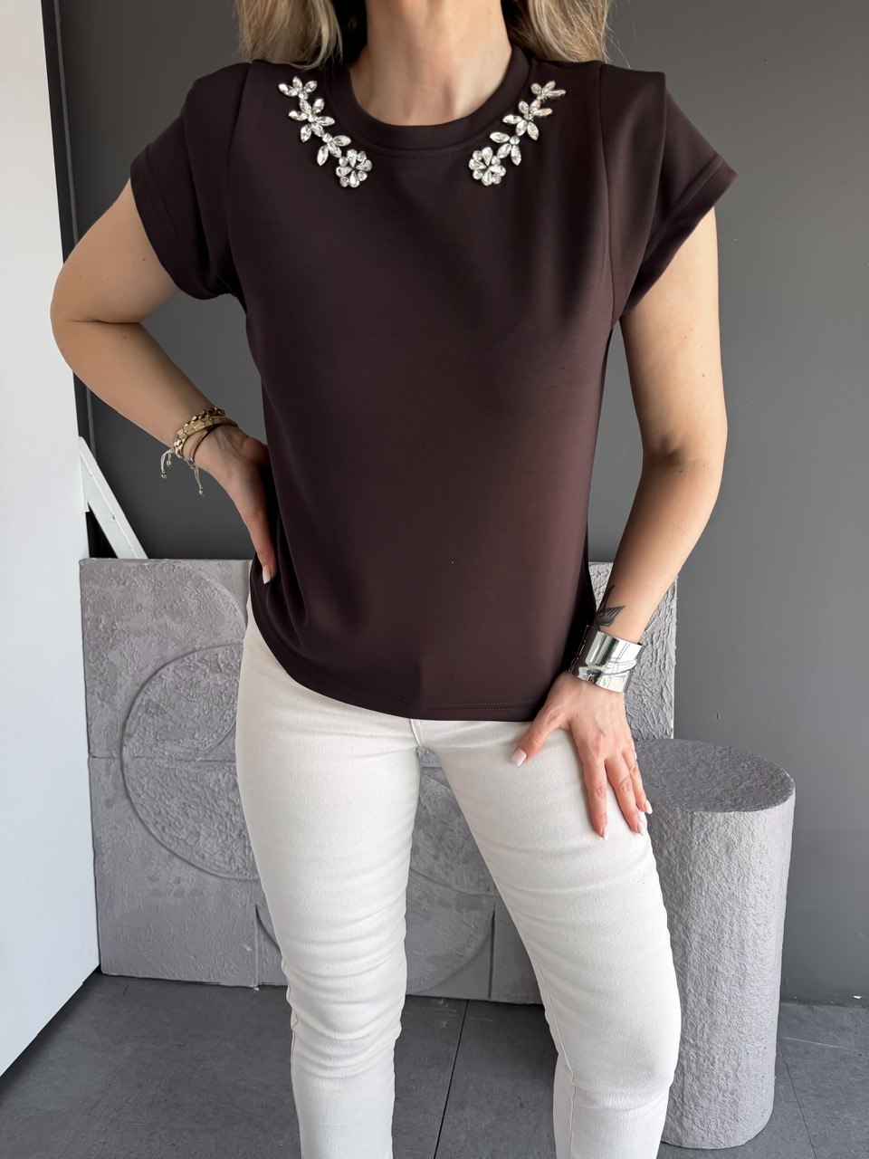 Kahve Yakası Taşlı Omuz Detaylı Tshirt
