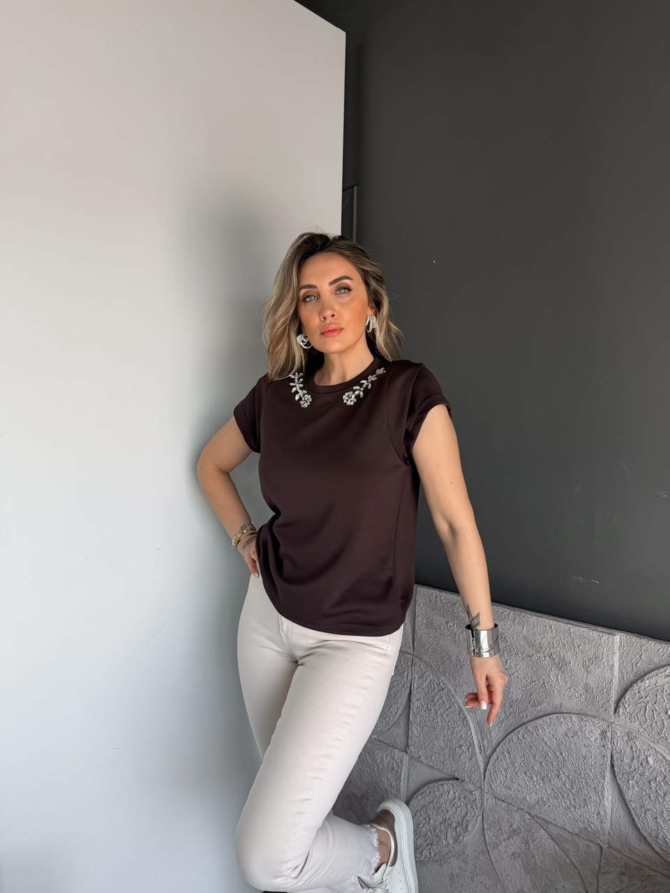 Kahve Yakası Taşlı Omuz Detaylı Tshirt
