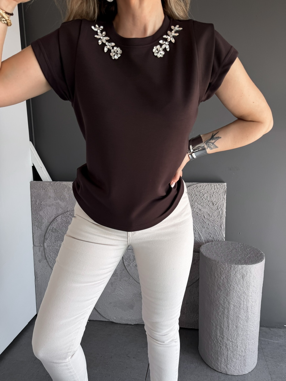 Kahve Yakası Taşlı Omuz Detaylı Tshirt