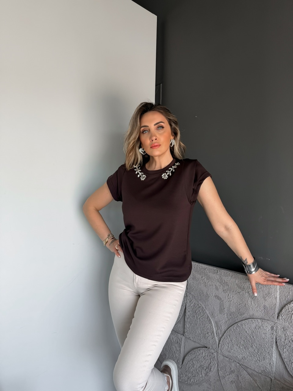 Kahve Yakası Taşlı Omuz Detaylı Tshirt