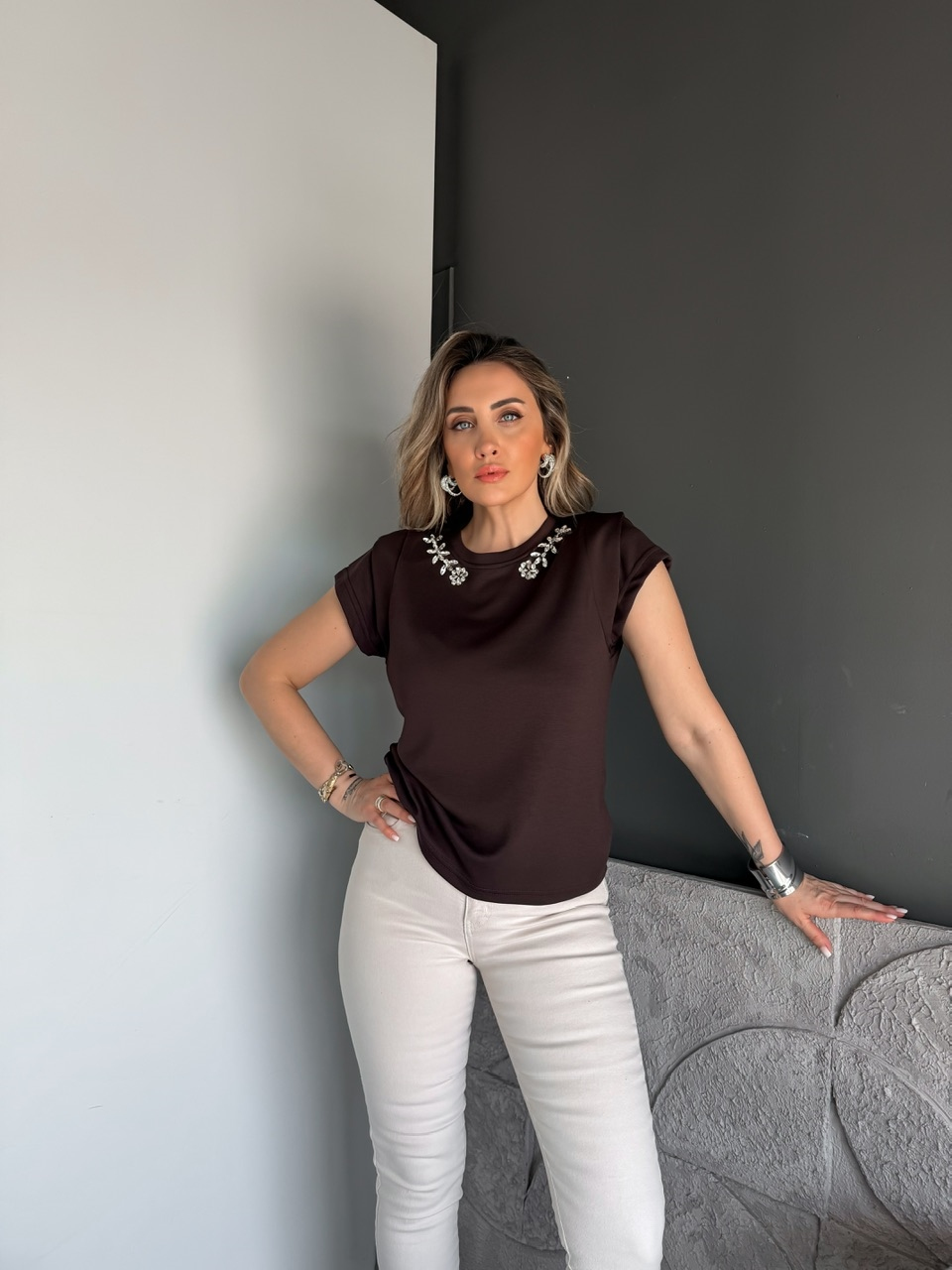Kahve Yakası Taşlı Omuz Detaylı Tshirt