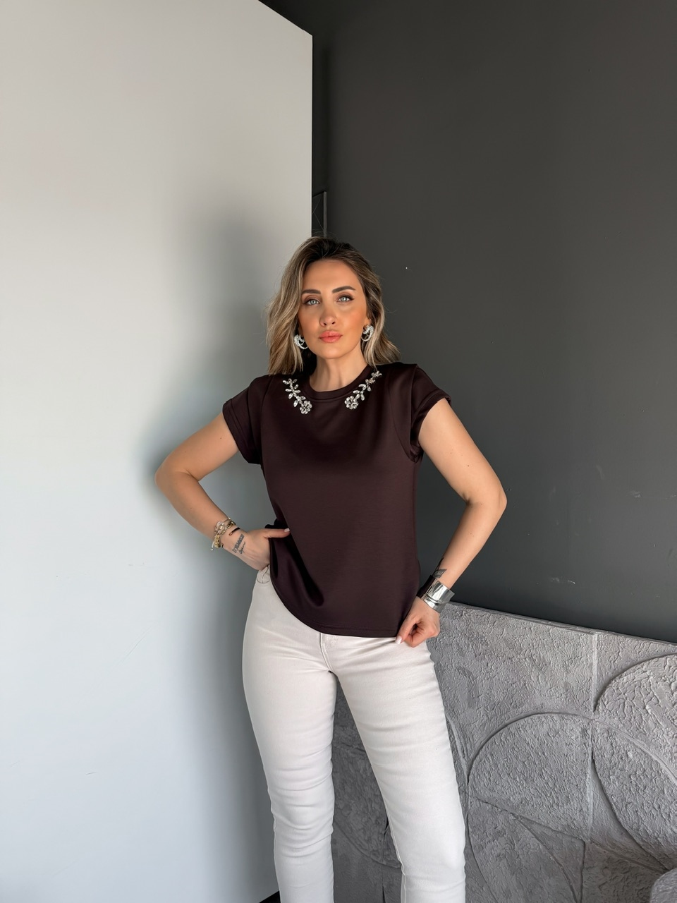 Kahve Yakası Taşlı Omuz Detaylı Tshirt