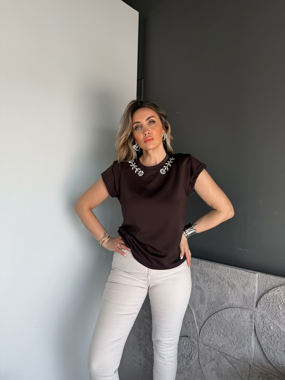 Kahve Yakası Taşlı Omuz Detaylı Tshirt