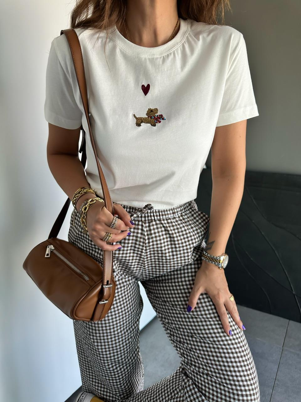 Kalpli Köpek İşlemeli Tshirt
