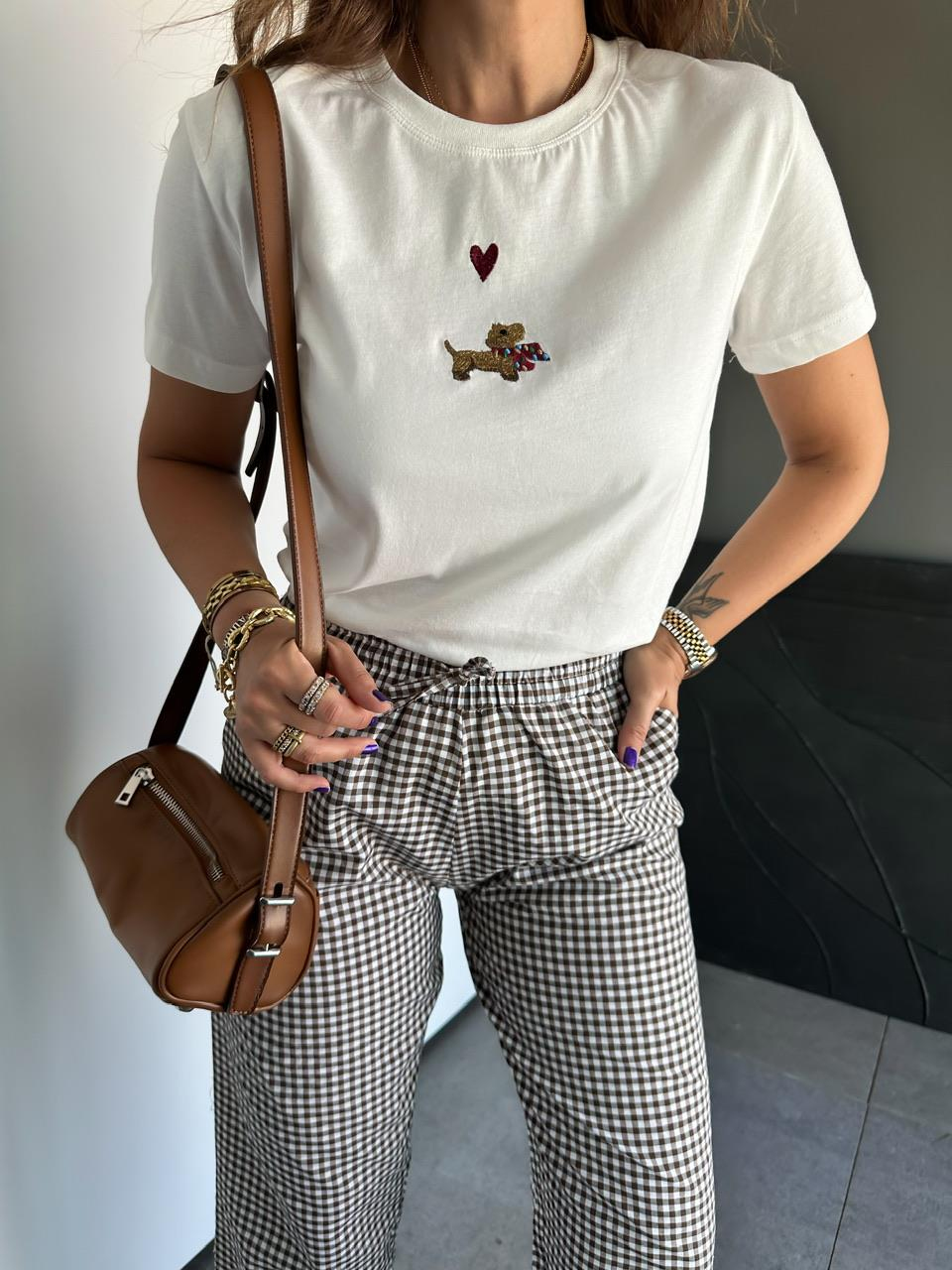 Kalpli Köpek İşlemeli Tshirt
