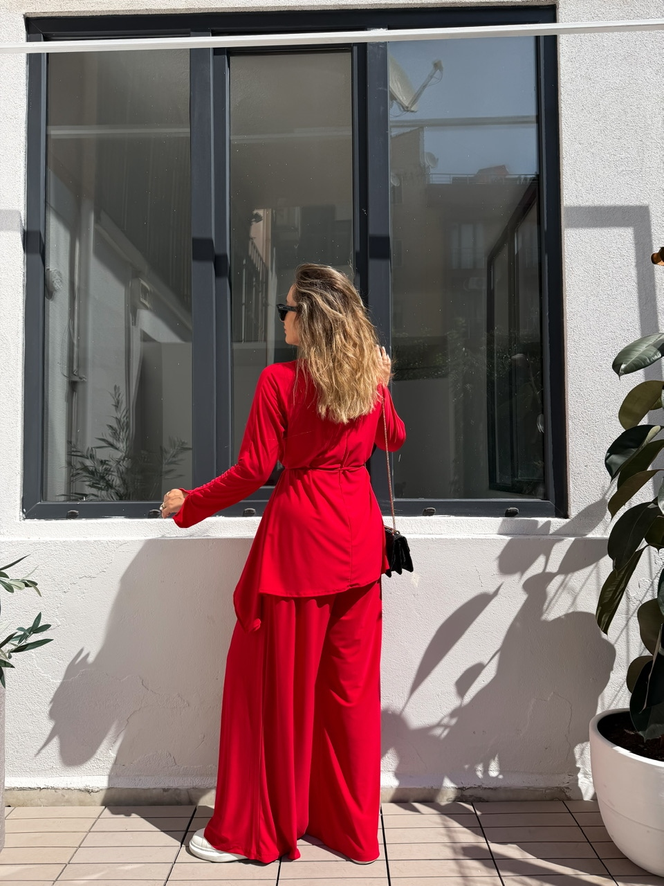 Kırmızı Beli İpli Asimetrik Bluzlu Takım