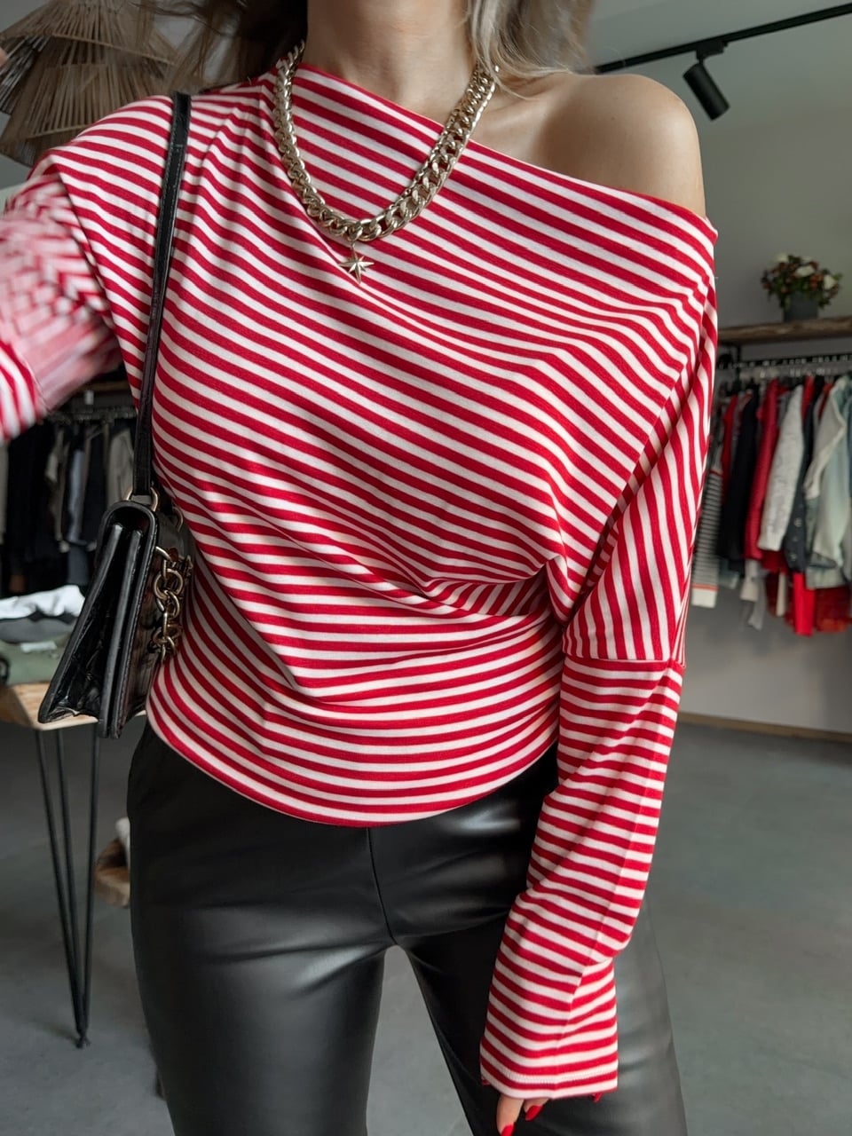 Kırmızı Çizgili Düşük Omuzlu Tshirt