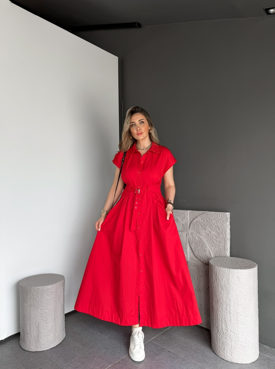 Kırmızı Düğmeli Beli Kemerli Poplin Elbise