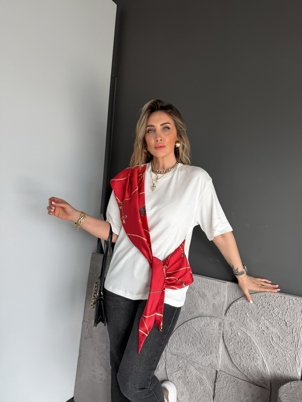 Kırmızı Fular Bağlamalı Tshirt